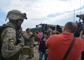 Николаевские десантники представили горожанам выставку военной техники и вооружения