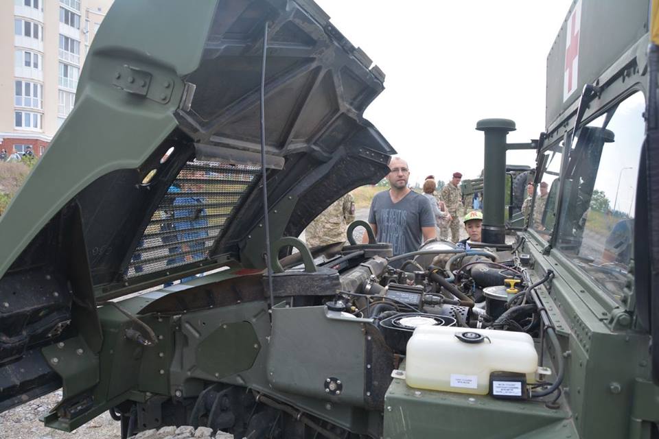 Николаевские десантники представили горожанам выставку военной техники и вооружения 16