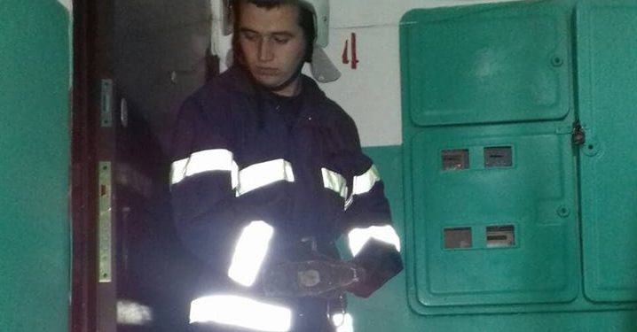 Спасли. Женщину в Южноукраинске передали медикам, вскрыв дверь