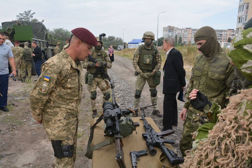 Николаевские десантники представили горожанам выставку военной техники и вооружения 18