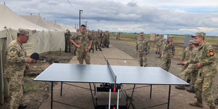 Губернатор и нардеп привезли на Широкий Лан теннисные столы. Волонтер возмущен: лучше бы в туалеты зашли