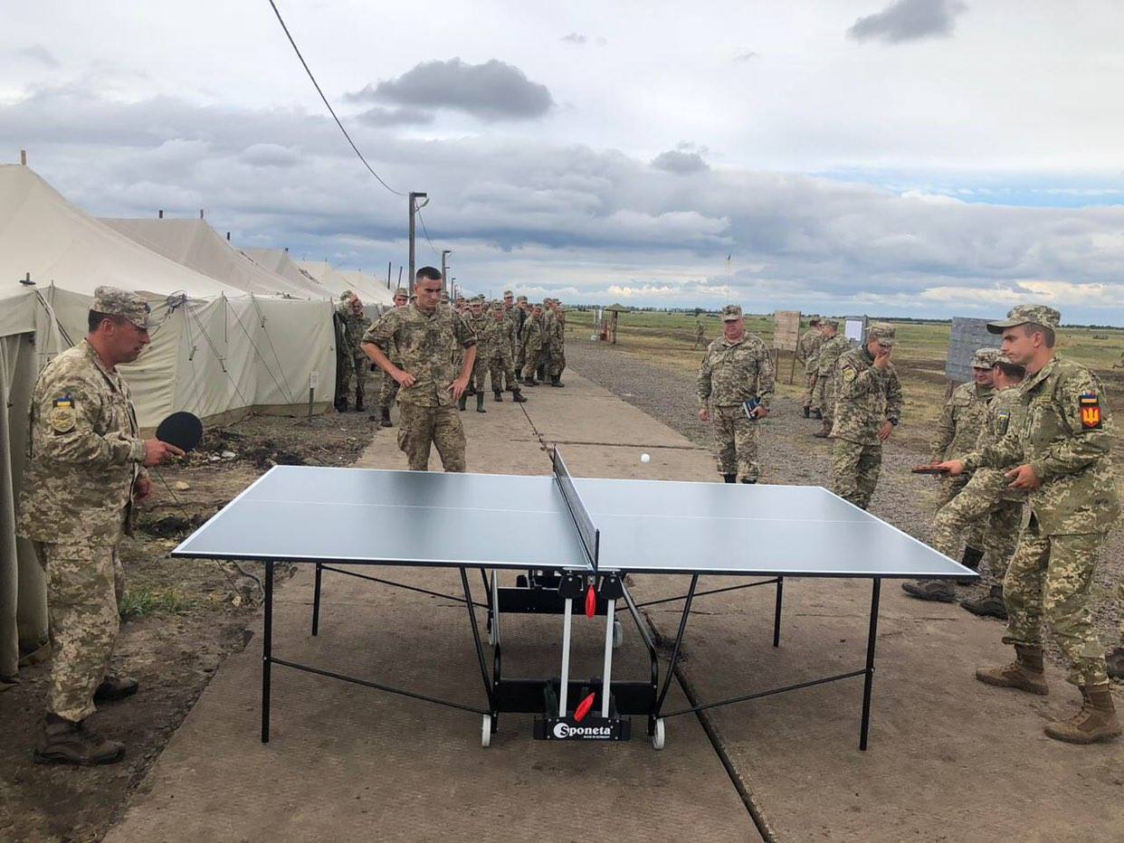 Губернатор и нардеп привезли на Широкий Лан теннисные столы. Волонтер возмущен: лучше бы в туалеты зашли