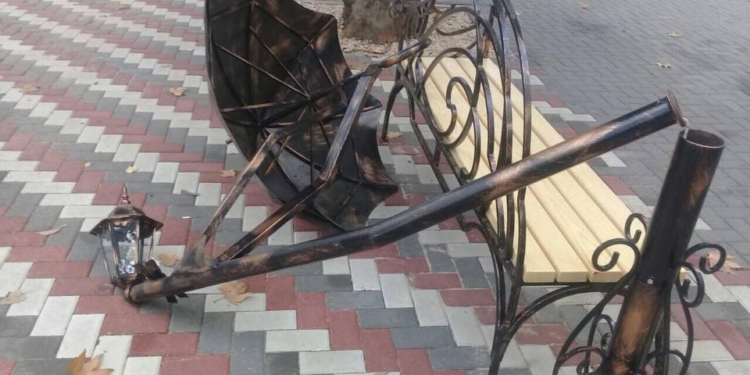 В Николаеве вандалы сломали установленную на прошлой неделе скамейку с зонтиком