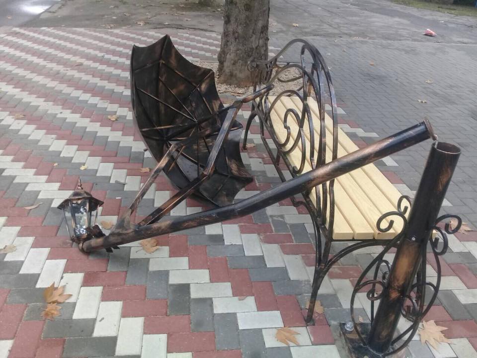 В Николаеве вандалы сломали установленную на прошлой неделе скамейку с зонтиком 1