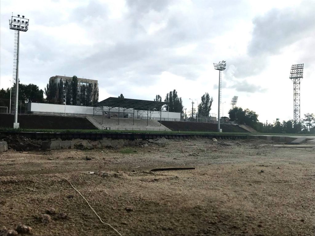 На Центральном городском стадионе обновили вывеску и готовятся к реконструкции главного поля и трибун 18