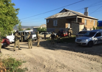 В Крыму за съемку силовиков при обыске задержали двух активистов