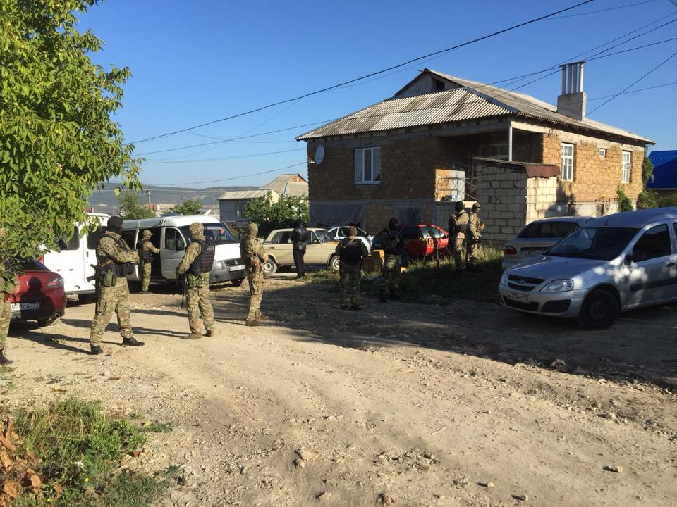 В Крыму за съемку силовиков при обыске задержали двух активистов 1