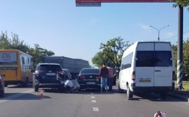 При запутанных обстоятельствах на Богоявленском проспекте столкнулись пять автомобилей. Пострадал один человек