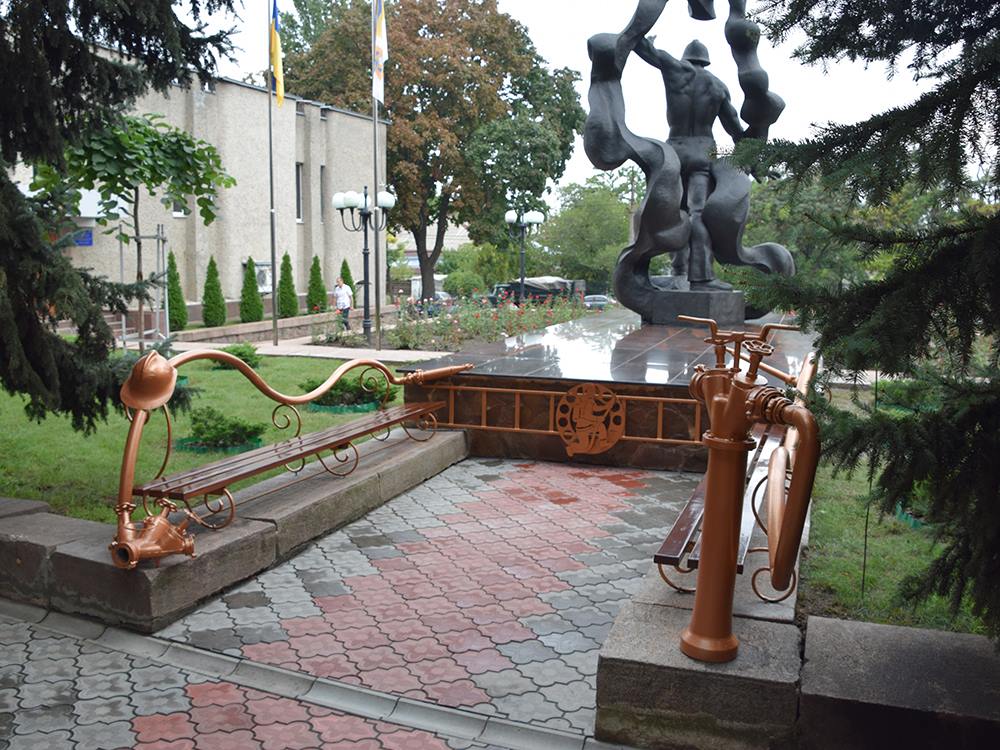 Николаевским спасателям подарили отреставрированный памятник огнеборцу 3