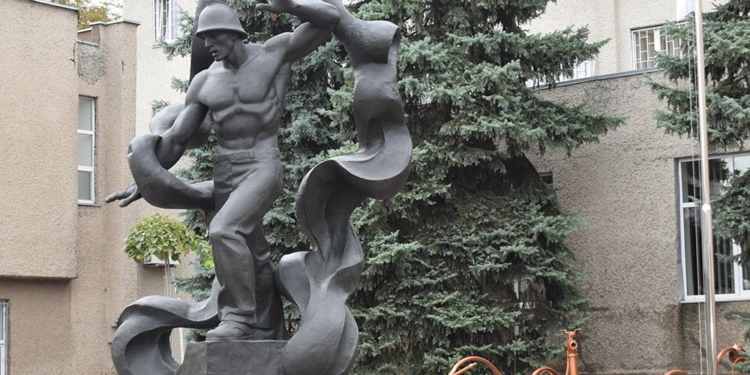 Николаевским спасателям подарили отреставрированный памятник огнеборцу