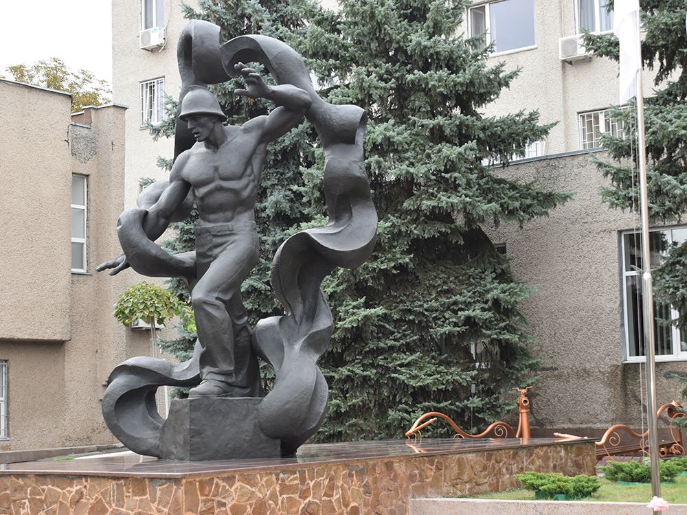Николаевским спасателям подарили отреставрированный памятник огнеборцу 1