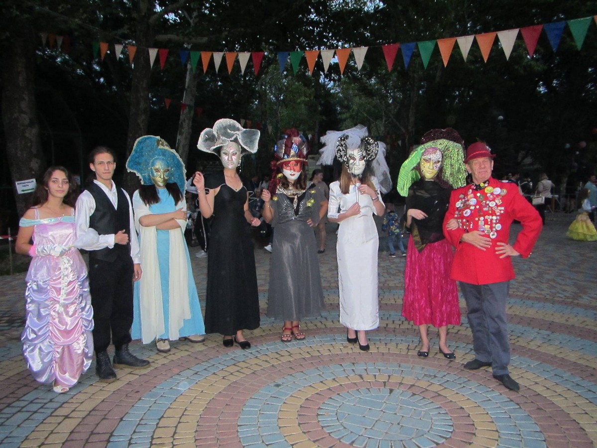 Николаевский зоопарк устроил ночное шоу и показал новые вольеры