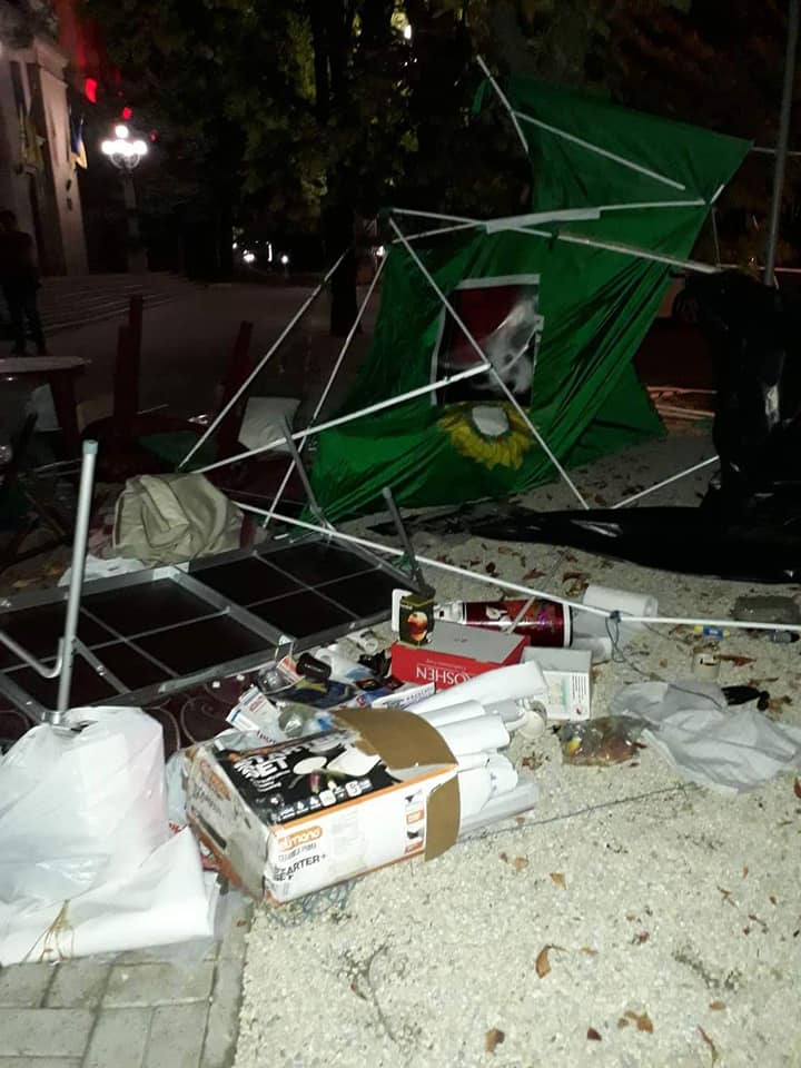 «Свободовцы» ищут людей, которые изрезали палатки и украинский флаг под мэрией Николаева 9