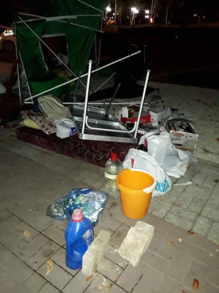 «Свободовцы» ищут людей, которые изрезали палатки и украинский флаг под мэрией Николаева 11