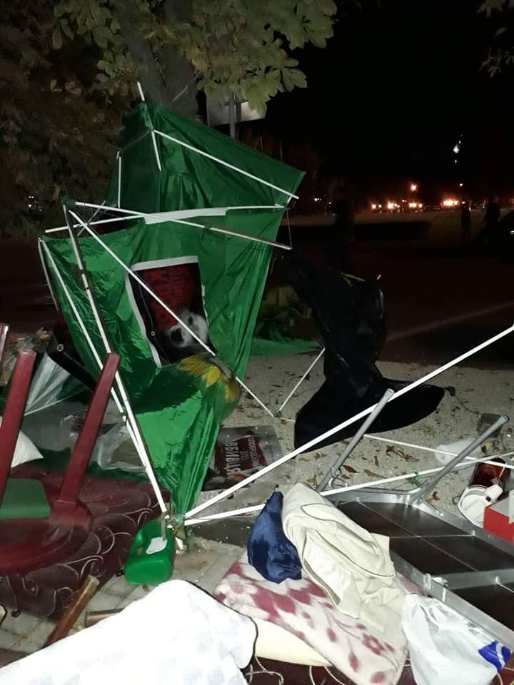 «Свободовцы» ищут людей, которые изрезали палатки и украинский флаг под мэрией Николаева 7