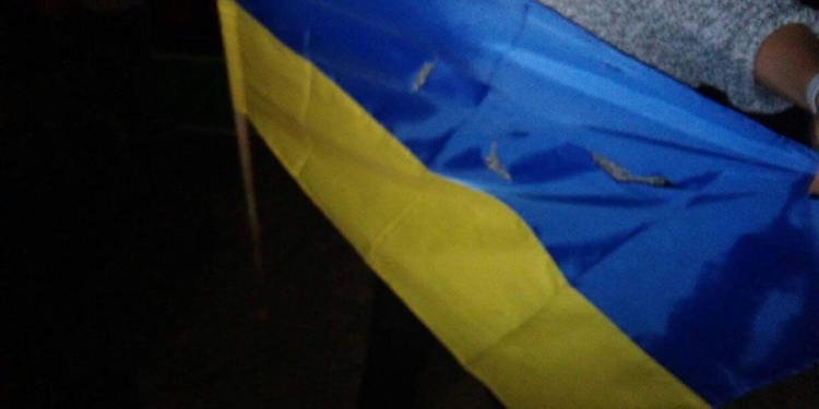 «Свободовцы» ищут людей, которые изрезали палатки и украинский флаг под мэрией Николаева