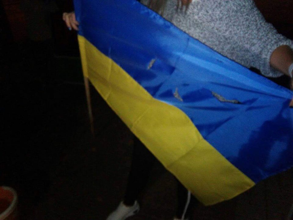 «Свободовцы» ищут людей, которые изрезали палатки и украинский флаг под мэрией Николаева 1