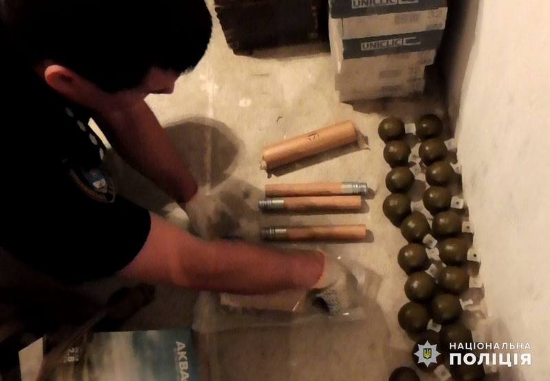 Гранатометы, пластид, гранаты и патроны - все это нашли в доме АТОшника в Николаеве 3