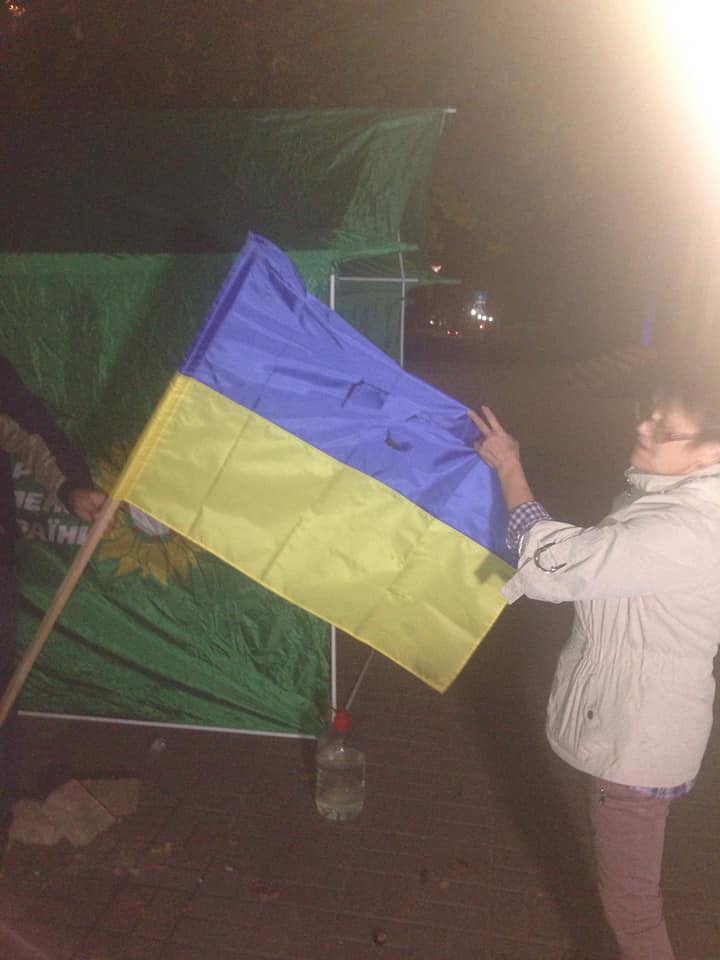 «Свободовцы» ищут людей, которые изрезали палатки и украинский флаг под мэрией Николаева 3