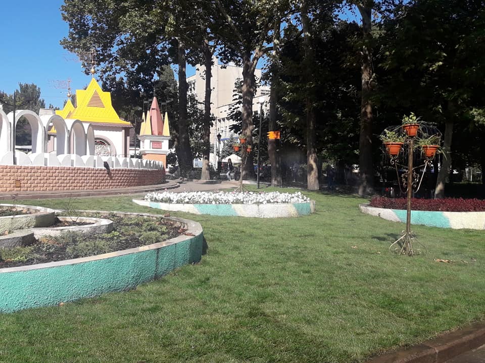 В детском городке «Сказка» появились вечнозеленые газоны с автоматизированной системой полива 5