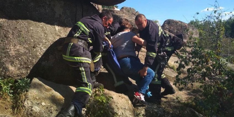 В Актово туристка оступилась на крутом склоне и сломала ногу. Спасатели прибыли вовремя