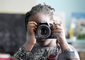 «Время застыло в объективе». В Николаеве откроют фотошколу для маленьких переселенцев и детей-сирот