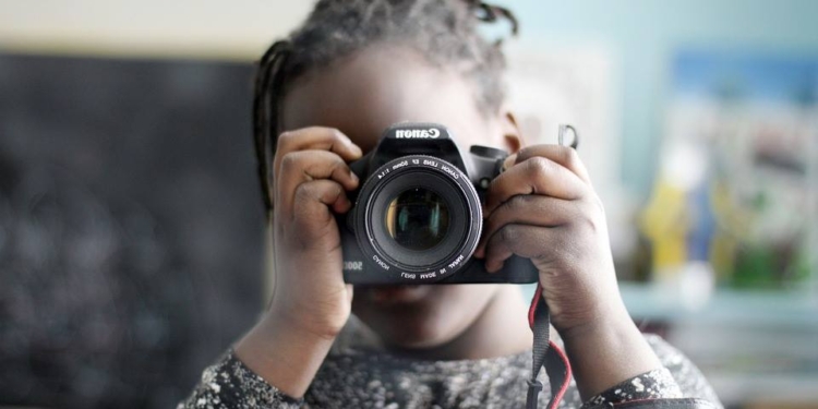 «Время застыло в объективе». В Николаеве откроют фотошколу для маленьких переселенцев и детей-сирот