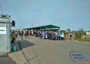 Во время пересечения пункта Станица Луганская травмировалась пенсионерка: по ней пробежалась толпа