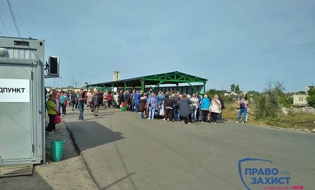 Во время пересечения пункта Станица Луганская травмировалась пенсионерка: по ней пробежалась толпа