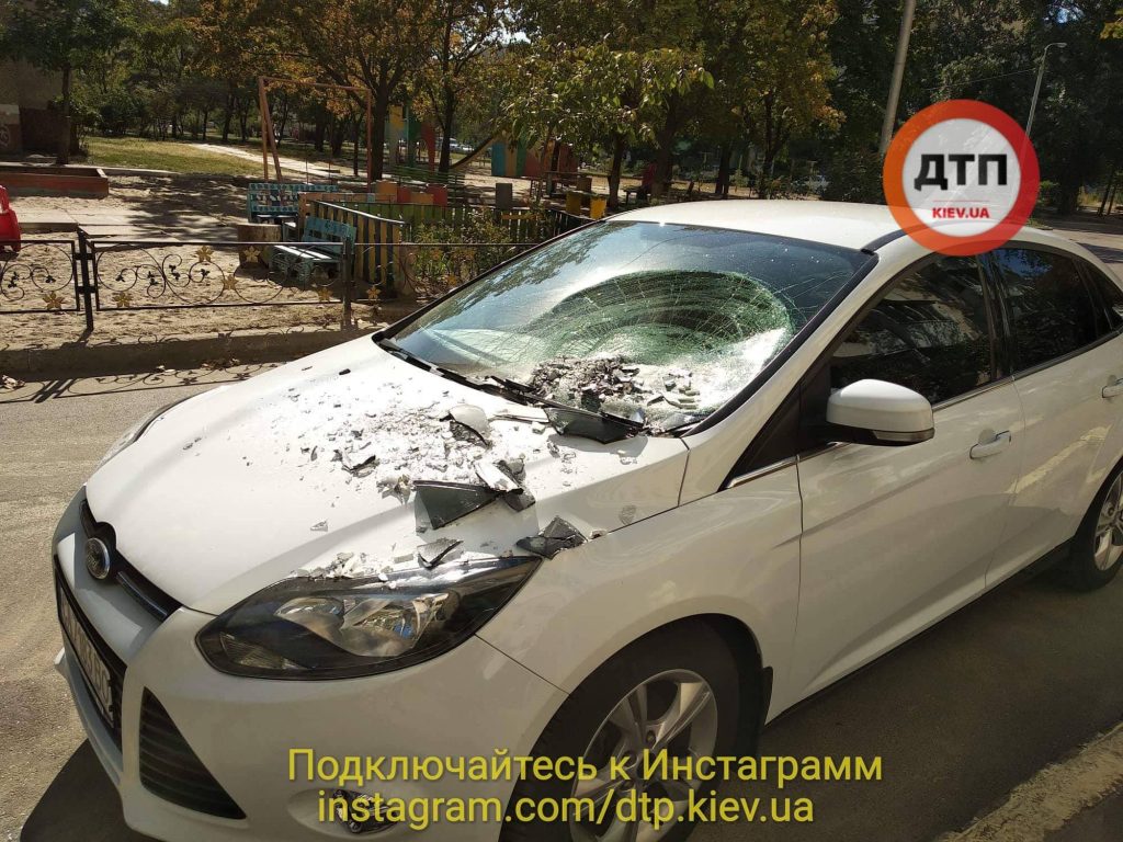 В Киеве ревнивец кинул из окна телевизор в автомобиль ухажера своей бывшей 3