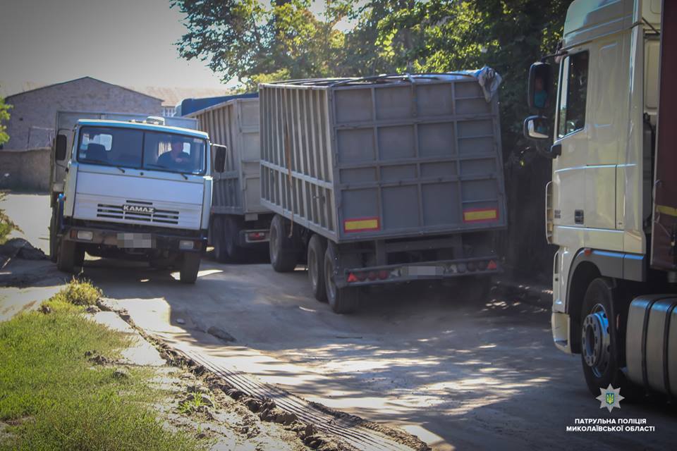 Эти ямы никто не укатывал, но они «укатают» кого-угодно: в Николаеве патрульные проверили состояние улиц Новозаводская, Турбинная и Авангардная 10