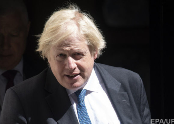 Джонсон сравнил позицию Мэй по Brexit с “поясом смертника на британской конституции”