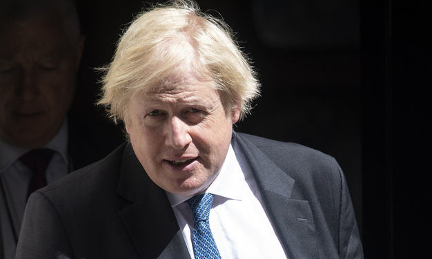 Джонсон сравнил позицию Мэй по Brexit с “поясом смертника на британской конституции”