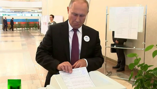 На выборах мэра Москвы Путину досталась упрямая урна. Теперь это мем