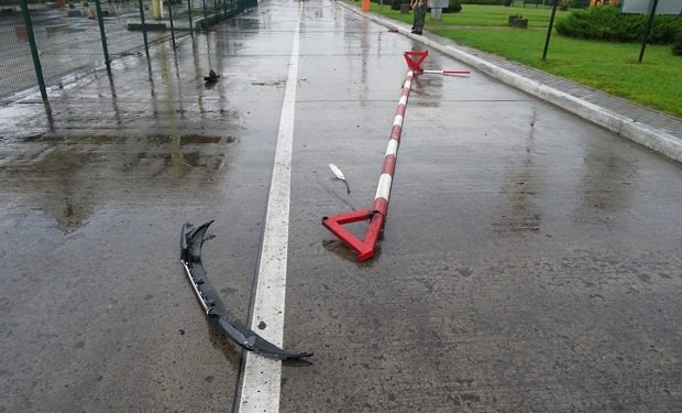 Из Польши в Украину пытался прорваться автомобиль, который снес два шлагбаума