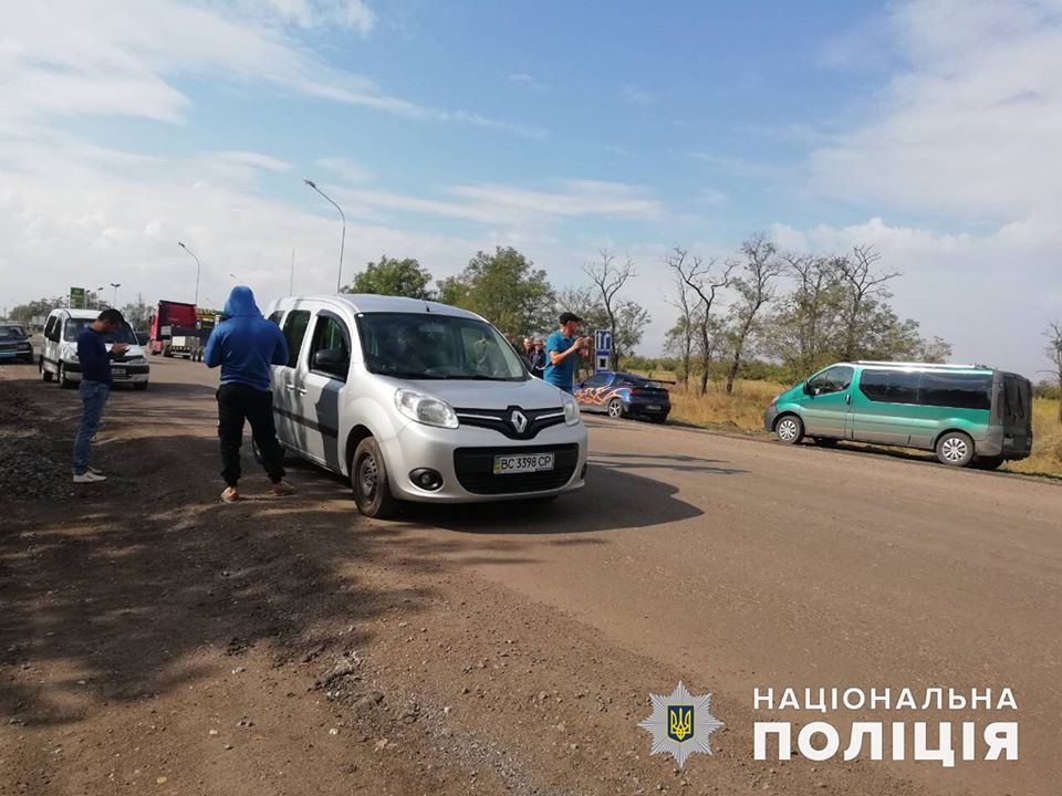 В Николаевской области перекрыли 2 дороги – Н-14 и Н-11. Причем в Баштанке митингующие уложили на дорогу бетонные плиты 12