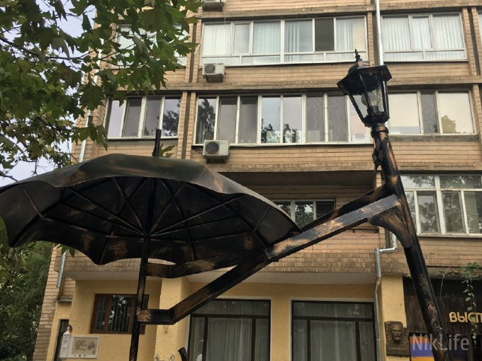 В Николаеве перед «Домом художника» установили скамейку с зонтиком 1
