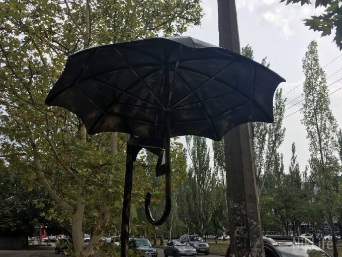 В Николаеве перед «Домом художника» установили скамейку с зонтиком 3