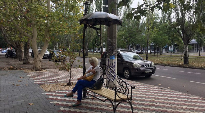 В Николаеве перед «Домом художника» установили скамейку с зонтиком