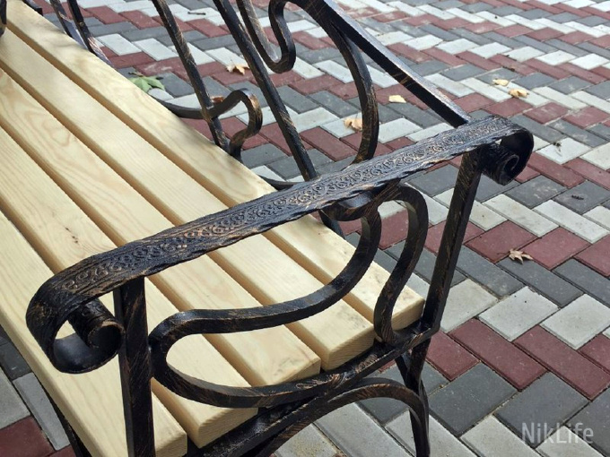 В Николаеве перед «Домом художника» установили скамейку с зонтиком 7