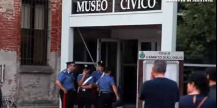 Я поведу тебя в музей. В Италии полячка зарезала библиотекаря в музее и 3 ранила