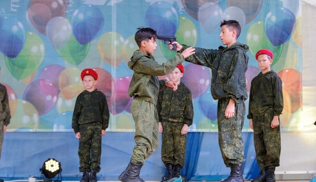 На День города в Джанкое дети показывали милитаристские сценки с убийствами