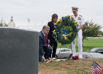 Порошенко в США почтил память Джона Маккейна