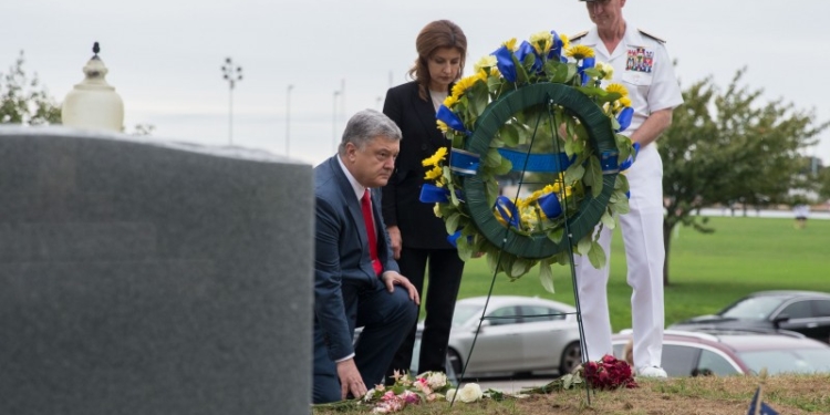 Порошенко в США почтил память Джона Маккейна