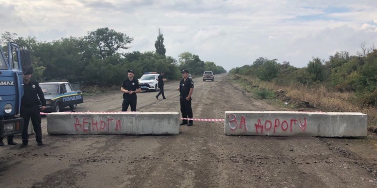 В Николаевской области перекрыли 2 дороги – Н-14 и Н-11. Причем в Баштанке митингующие уложили на дорогу бетонные плиты