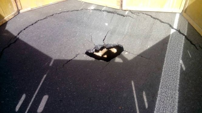 В Киеве возле Шулявского путепровода образовалась яма глубиной четыре метра