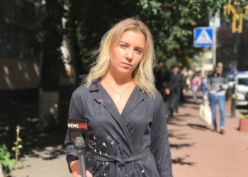 Возле ГПУ ударили и забросали яйцами журналистку NewsOne