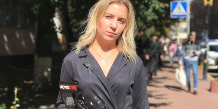 Возле ГПУ ударили и забросали яйцами журналистку NewsOne
