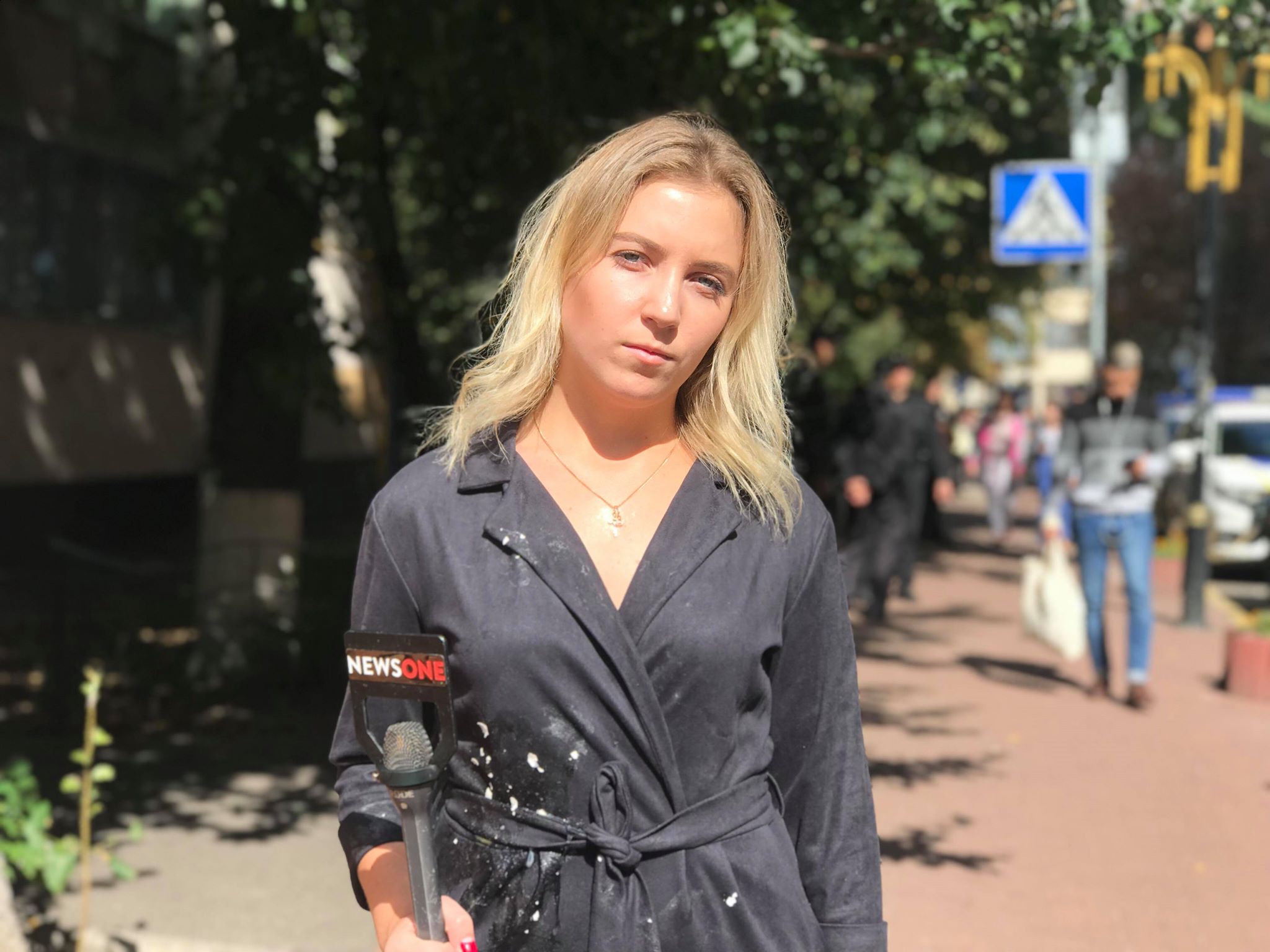 Возле ГПУ ударили и забросали яйцами журналистку NewsOne