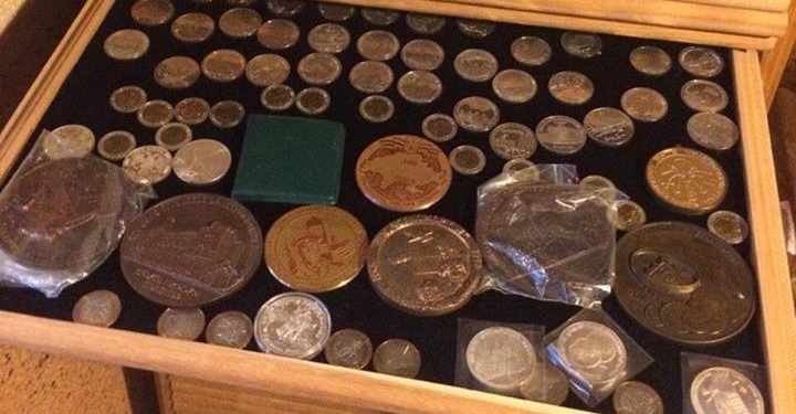 Ему за державу не обидно. У мздоимца с Одесской таможни нашли деньги, монеты и коллекцию картин